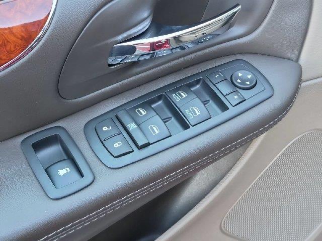 2015 Chrysler Town And Country - $10,995