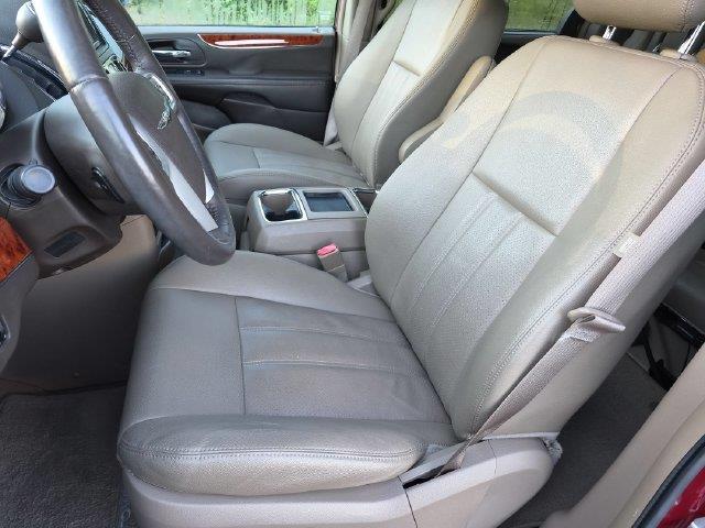 2015 Chrysler Town And Country - $10,995