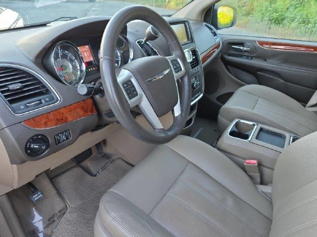 2015 Chrysler Town And Country - $10,995