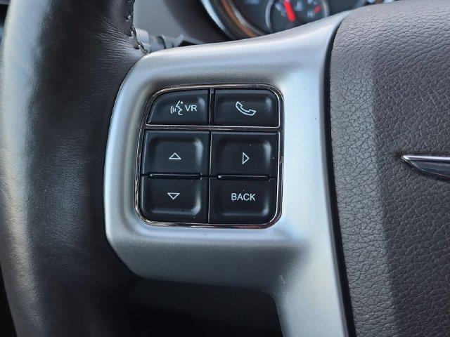 2015 Chrysler Town And Country - $10,995