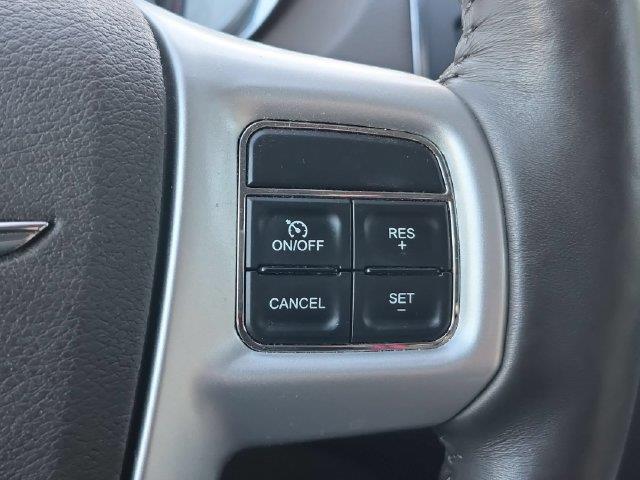 2015 Chrysler Town And Country - $10,995