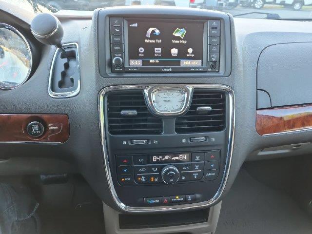 2015 Chrysler Town And Country - $10,995