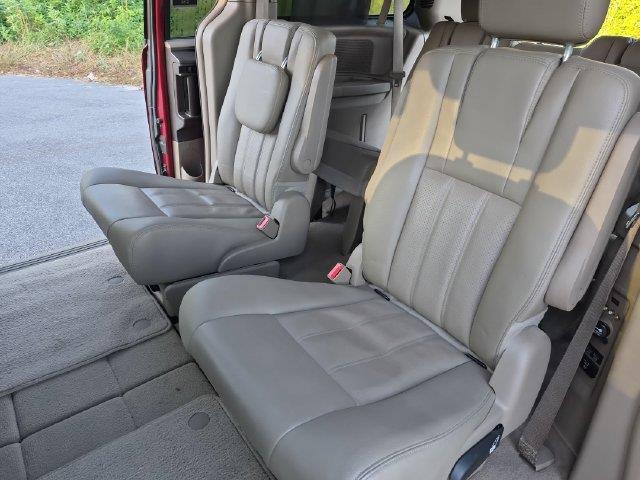 2015 Chrysler Town And Country - $10,995