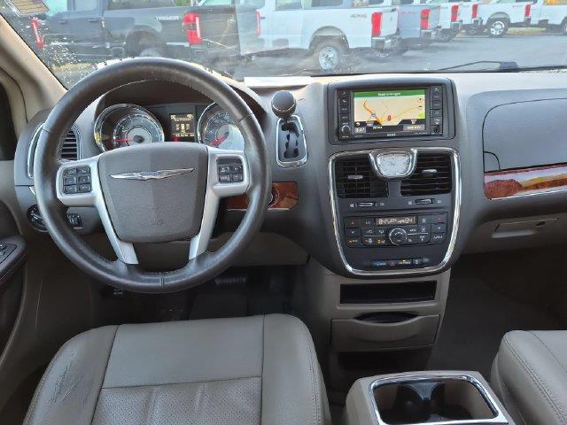 2015 Chrysler Town And Country - $10,995