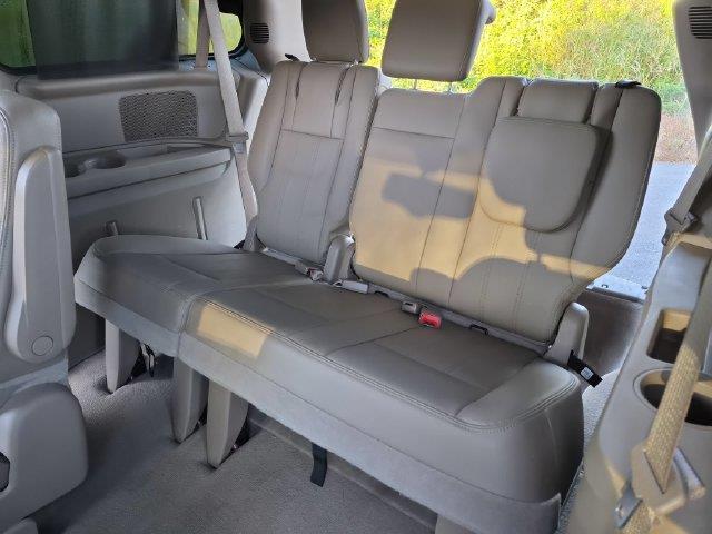 2015 Chrysler Town And Country - $10,995