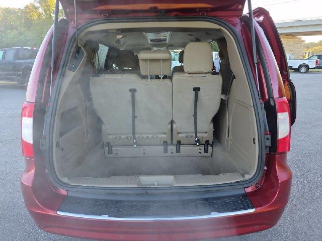 2015 Chrysler Town And Country - $10,995