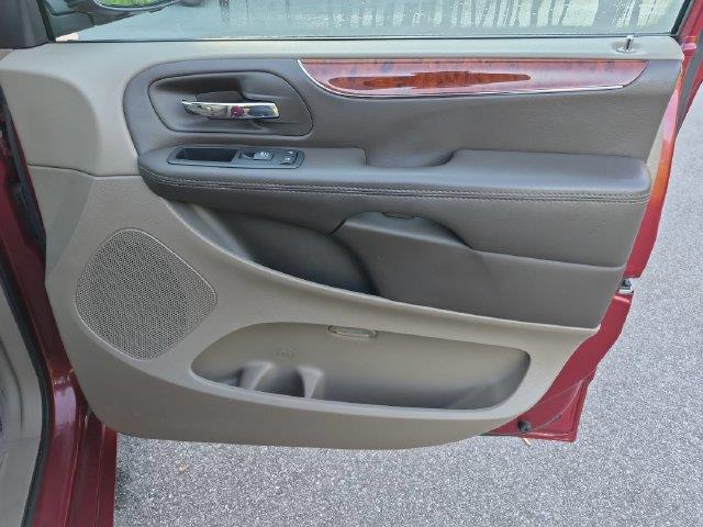 2015 Chrysler Town And Country - $10,995