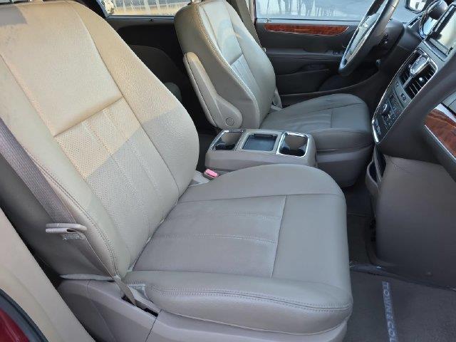 2015 Chrysler Town And Country - $10,995