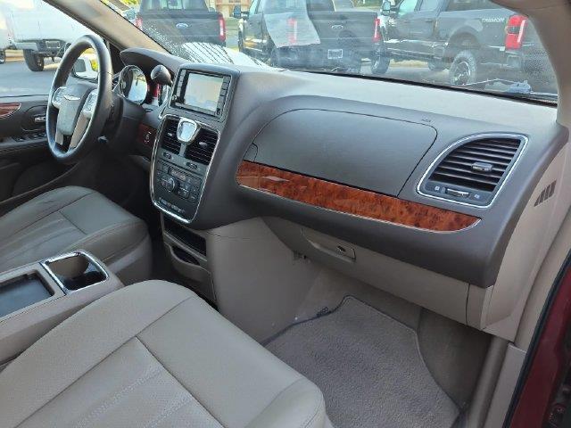 2015 Chrysler Town And Country - $10,995