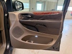 2016 Town and Country Thumbnail 39