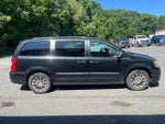 2016 Town and Country Thumbnail 4