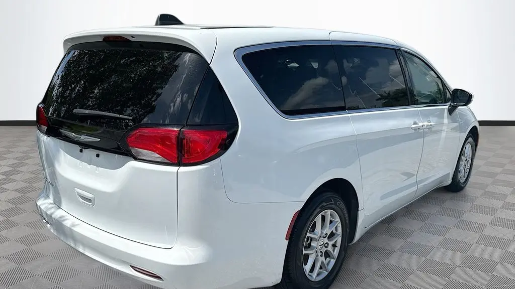 2023 Chrysler Voyager LX