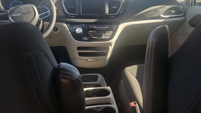 2024 Chrysler Voyager LX