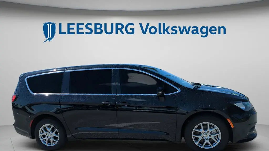2024 Chrysler Voyager LX