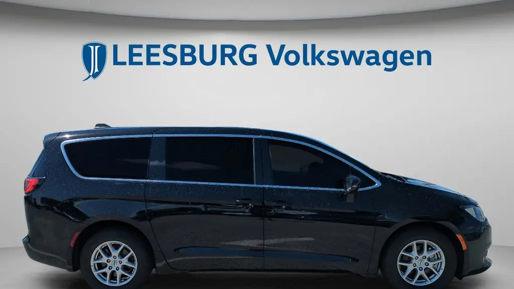 2024 Chrysler Voyager LX