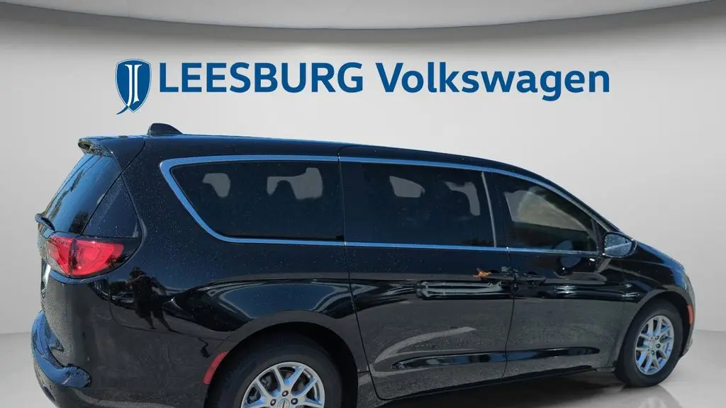 2024 Chrysler Voyager LX