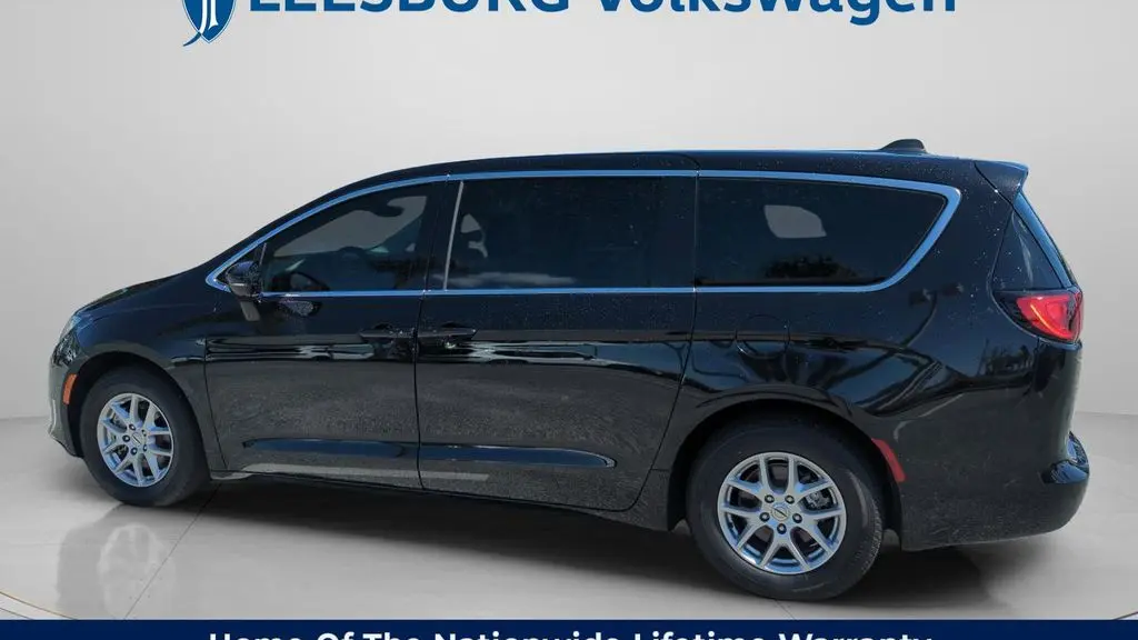 2024 Chrysler Voyager LX
