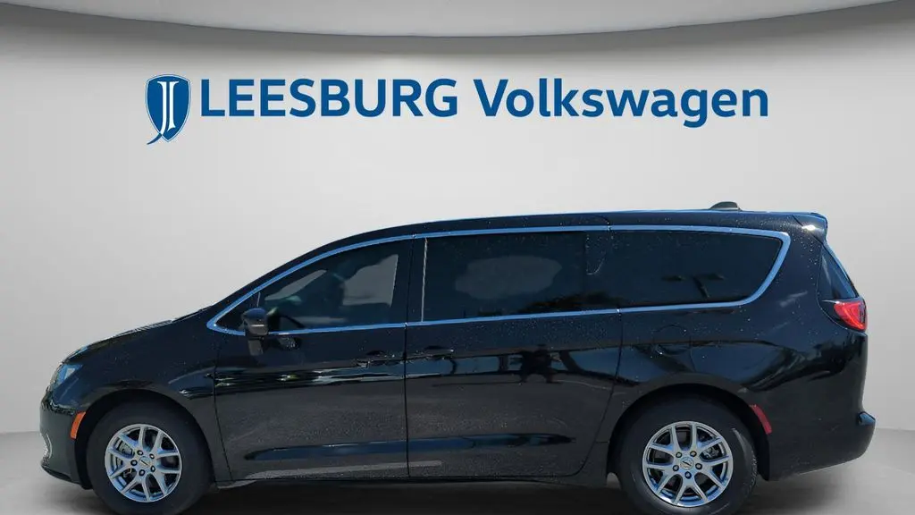 2024 Chrysler Voyager LX