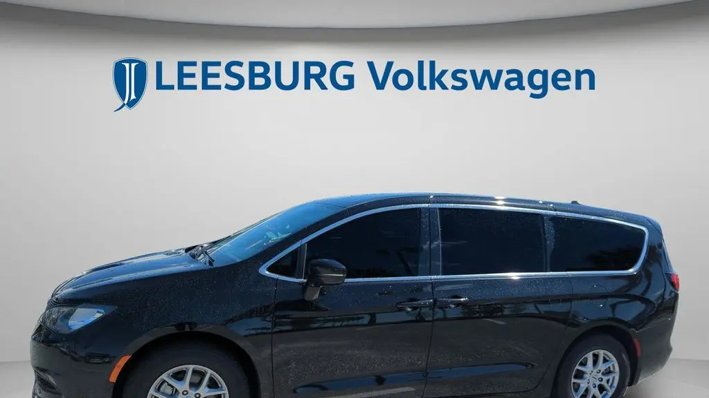 2024 Chrysler Voyager LX