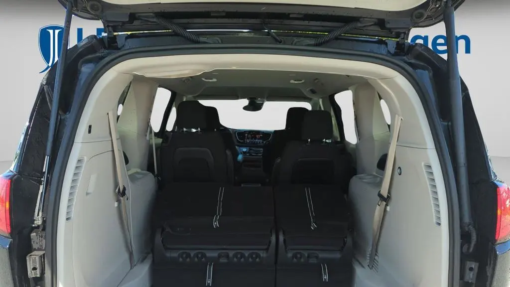 2024 Chrysler Voyager LX