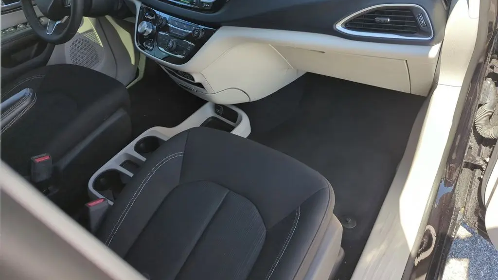 2024 Chrysler Voyager LX