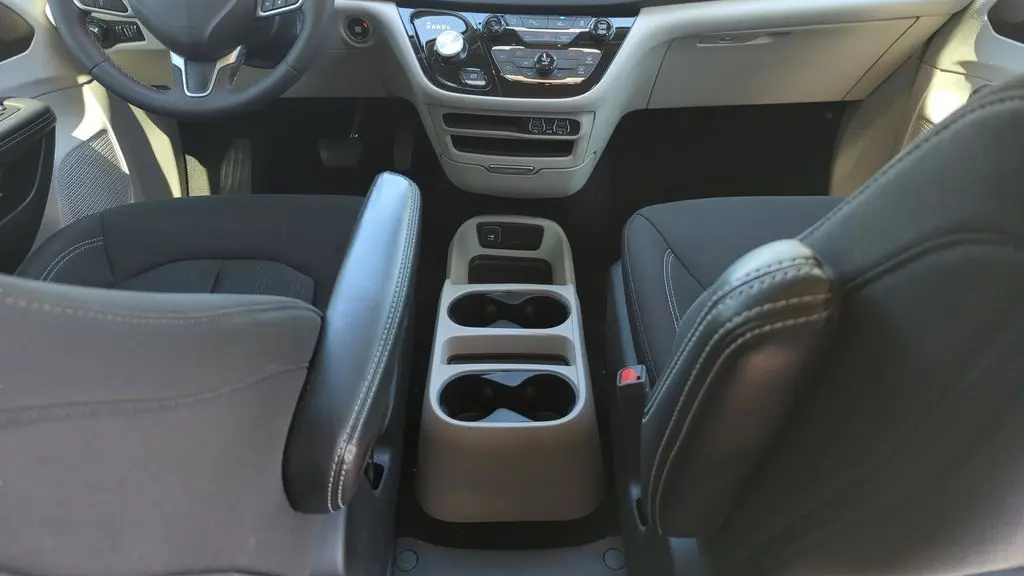 2024 Chrysler Voyager LX