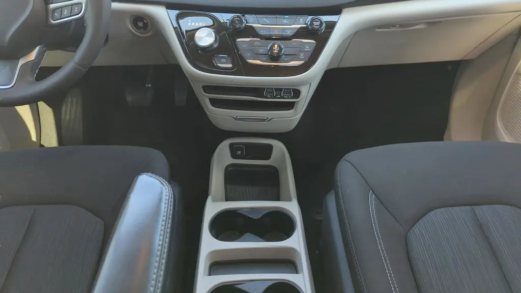 2024 Chrysler Voyager LX