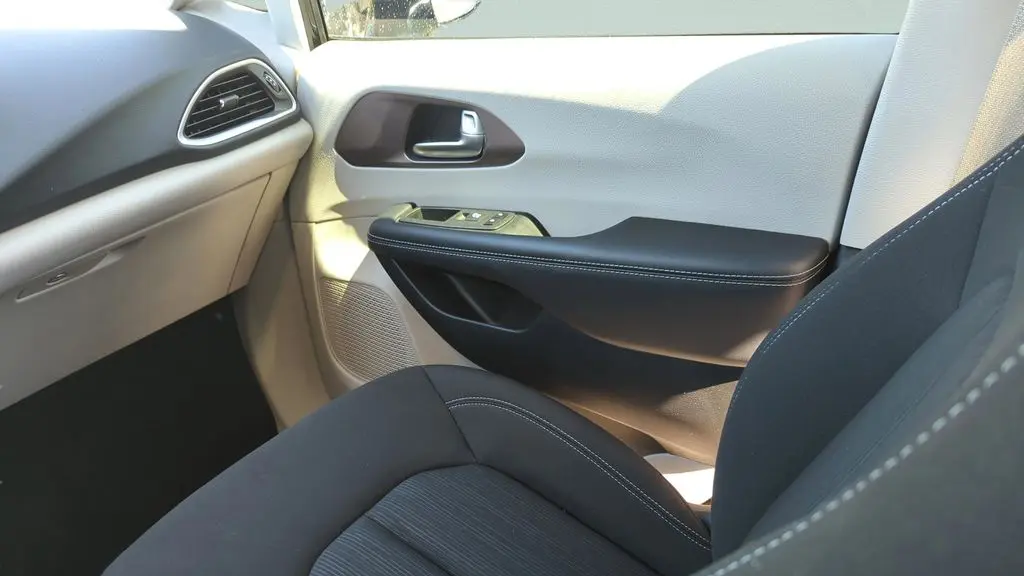 2024 Chrysler Voyager LX