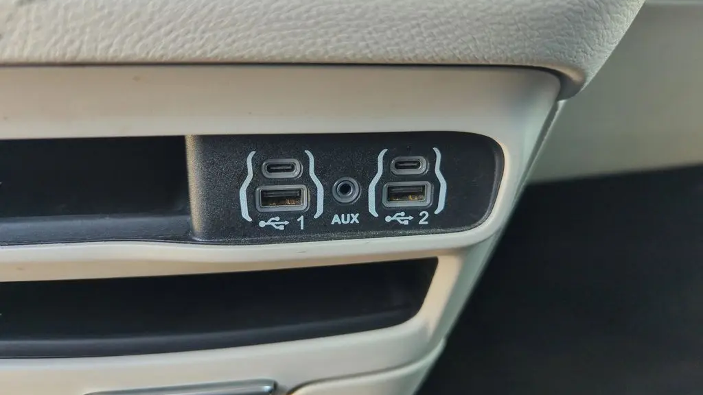 2024 Chrysler Voyager LX