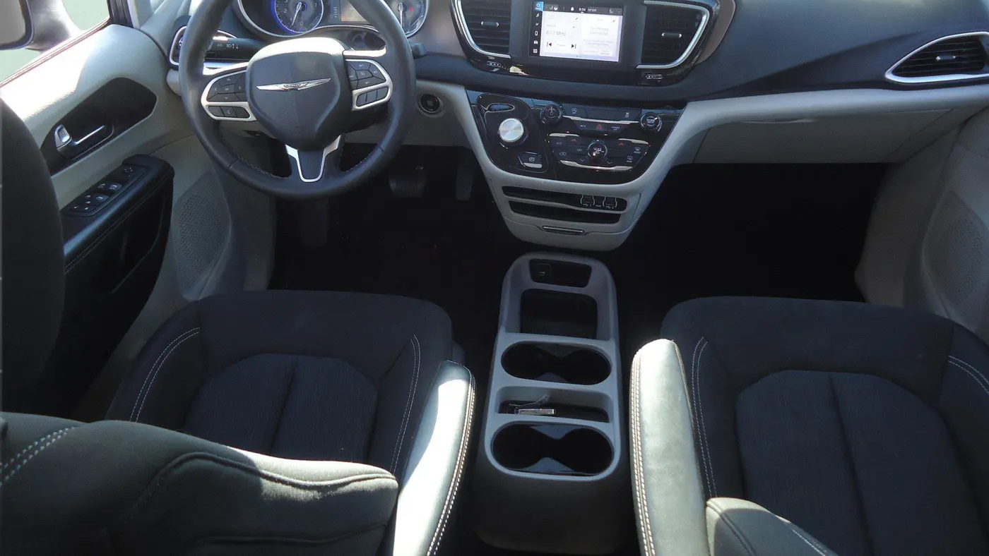 2023 Chrysler Voyager LX