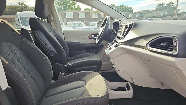 2024 Chrysler Voyager LX
