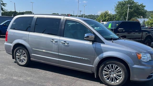 2016 Chrysler Town and Country Touring-L