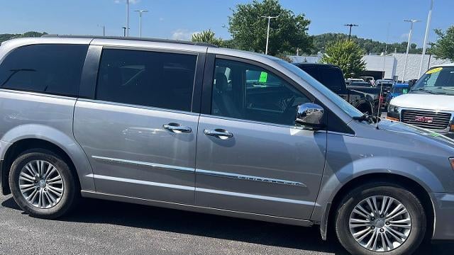 2016 Chrysler Town and Country Touring-L