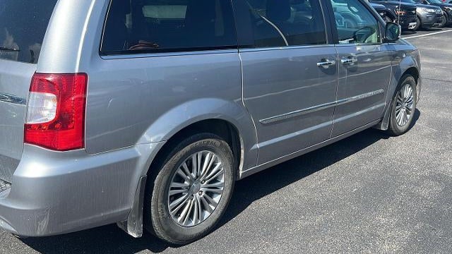 2016 Chrysler Town and Country Touring-L