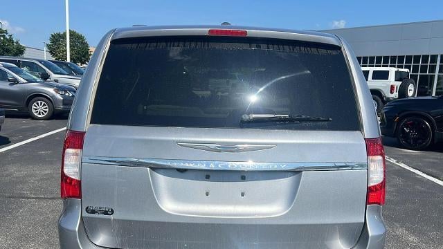 2016 Chrysler Town and Country Touring-L