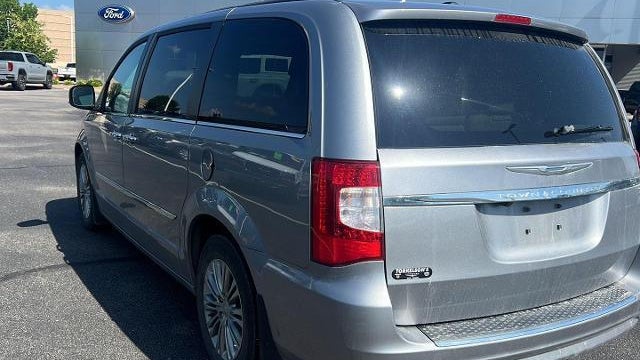 2016 Chrysler Town and Country Touring-L