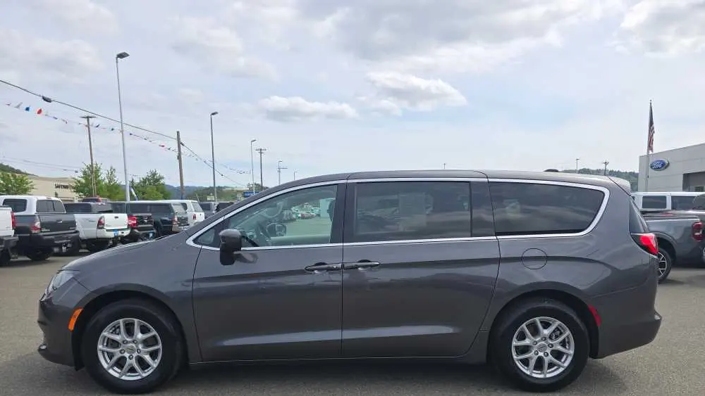 2023 Chrysler Voyager LX