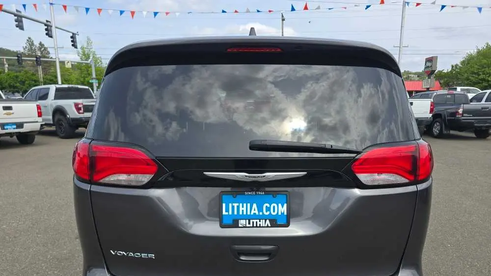 2023 Chrysler Voyager LX