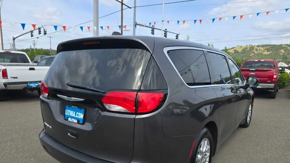2023 Chrysler Voyager LX