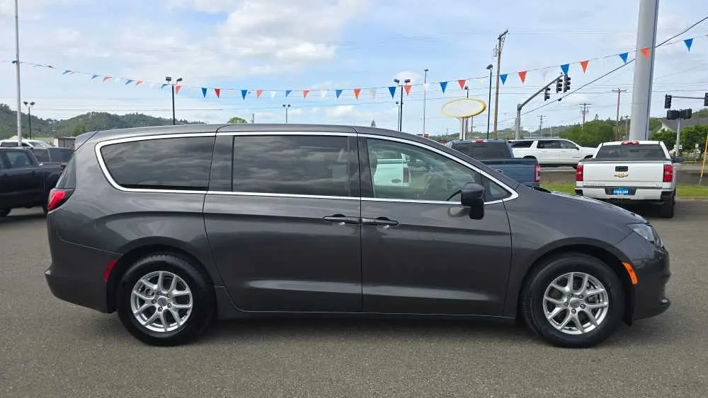 2023 Chrysler Voyager LX
