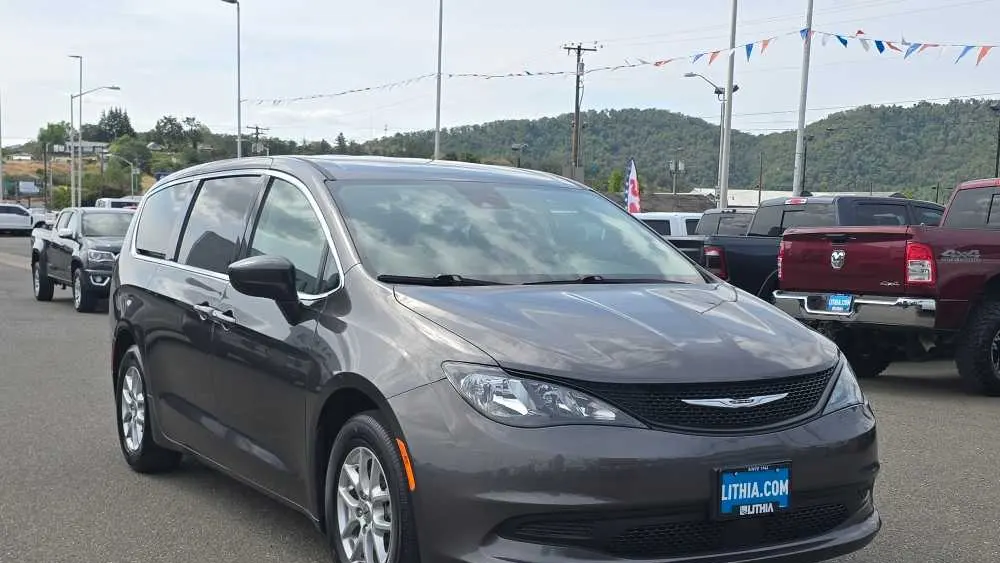 2023 Chrysler Voyager LX