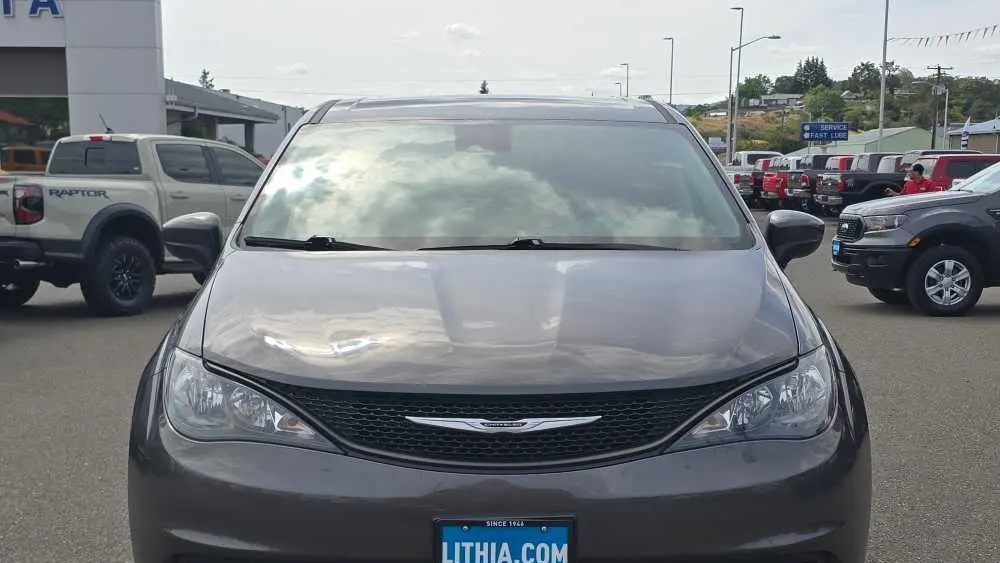 2023 Chrysler Voyager LX