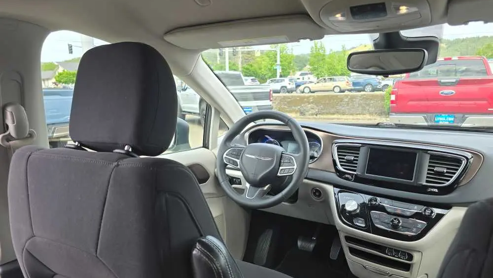2023 Chrysler Voyager LX