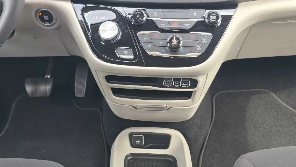 2023 Chrysler Voyager LX