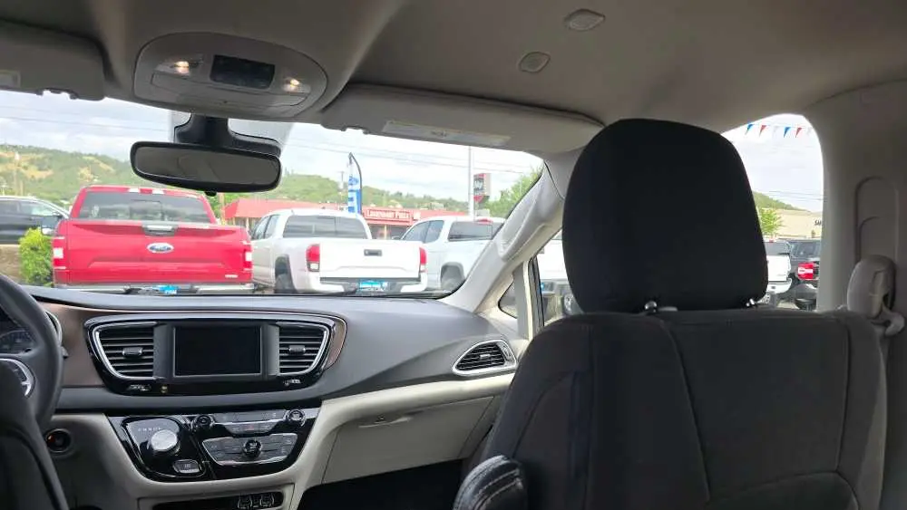 2023 Chrysler Voyager LX
