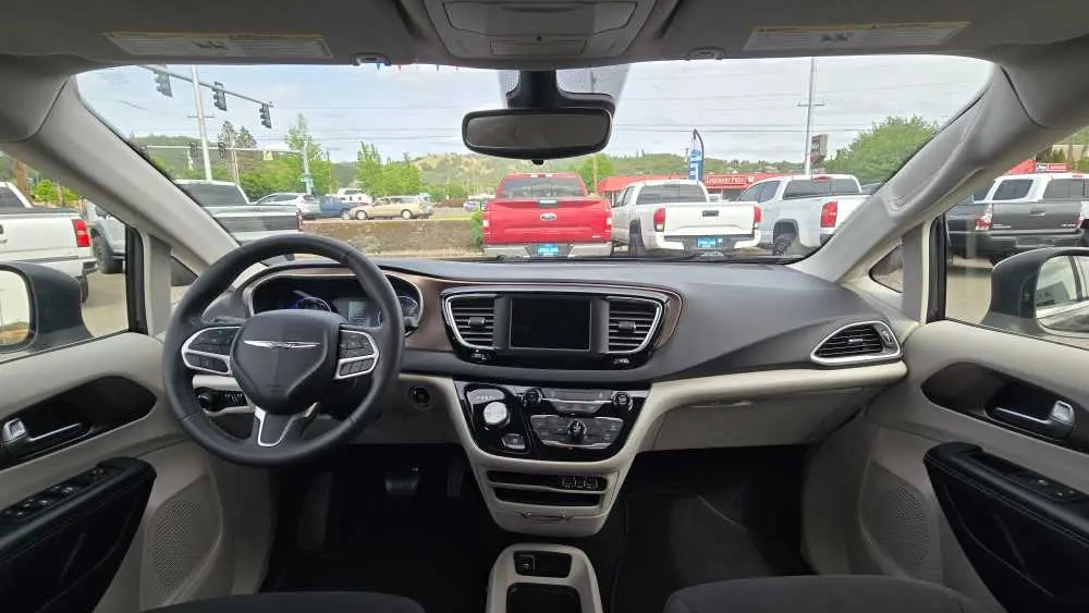 2023 Chrysler Voyager LX