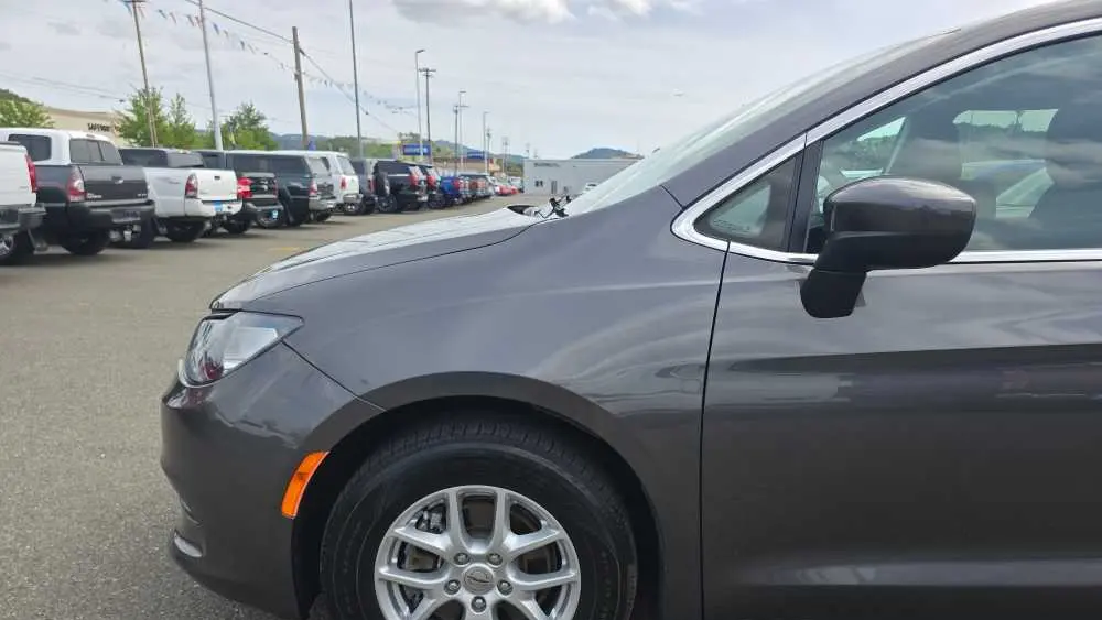 2023 Chrysler Voyager LX