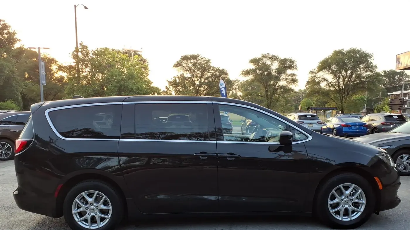 2023 Chrysler Voyager LX