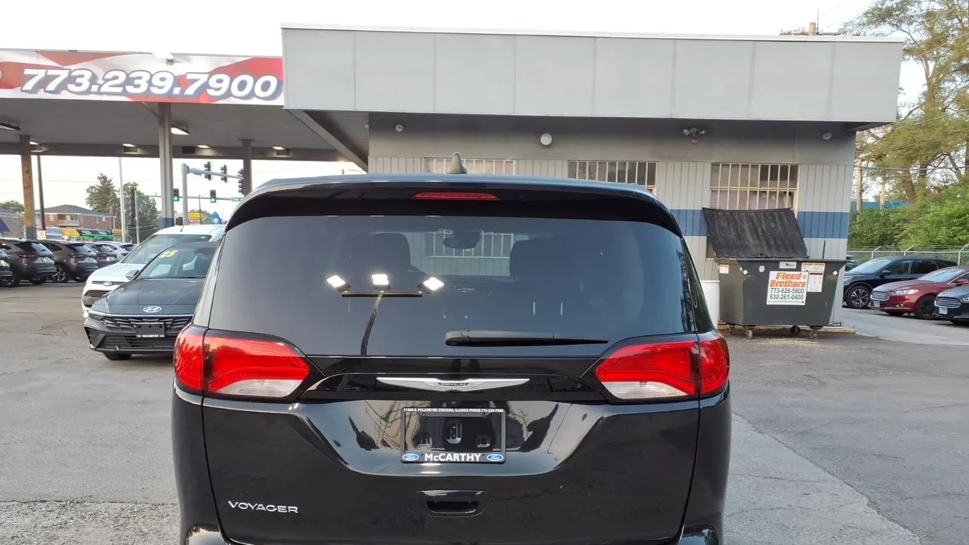 2023 Chrysler Voyager LX