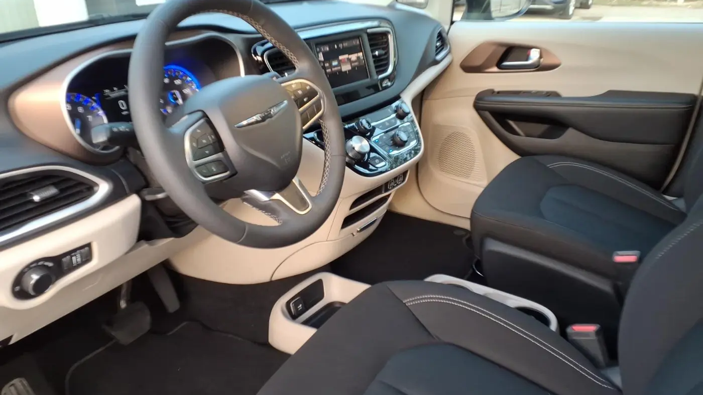 2023 Chrysler Voyager LX